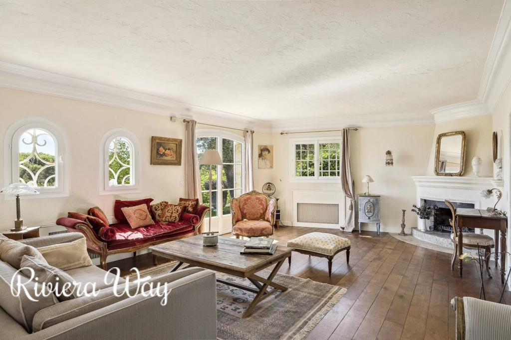 7 room villa in Le Rouret, photo #4, listing #102989418