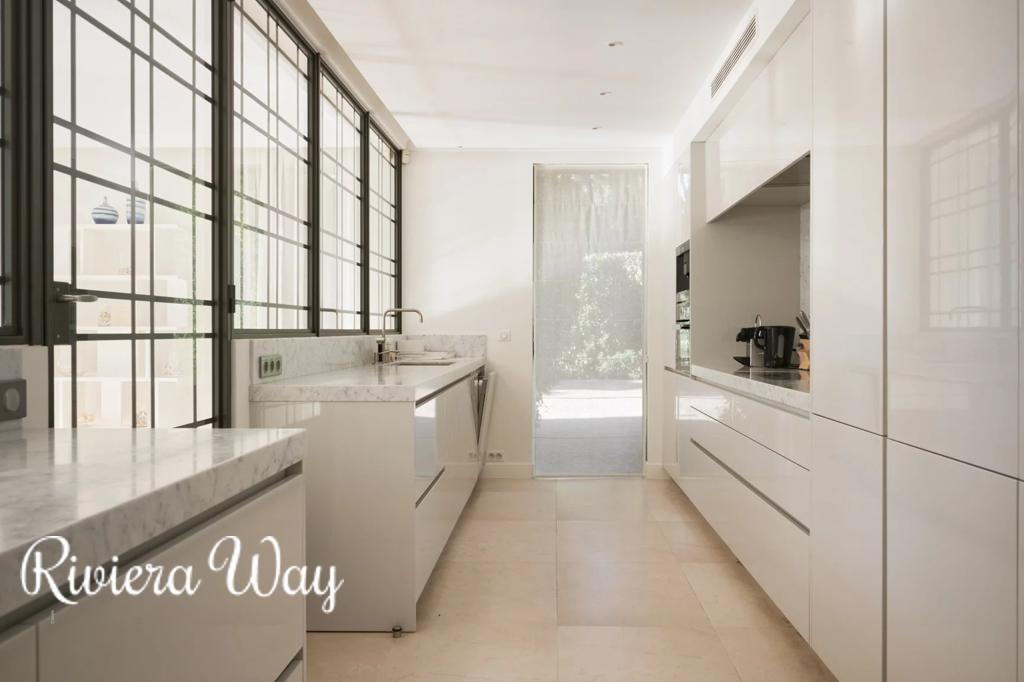 8 room villa in Saint-Tropez, photo #9, listing #93971136