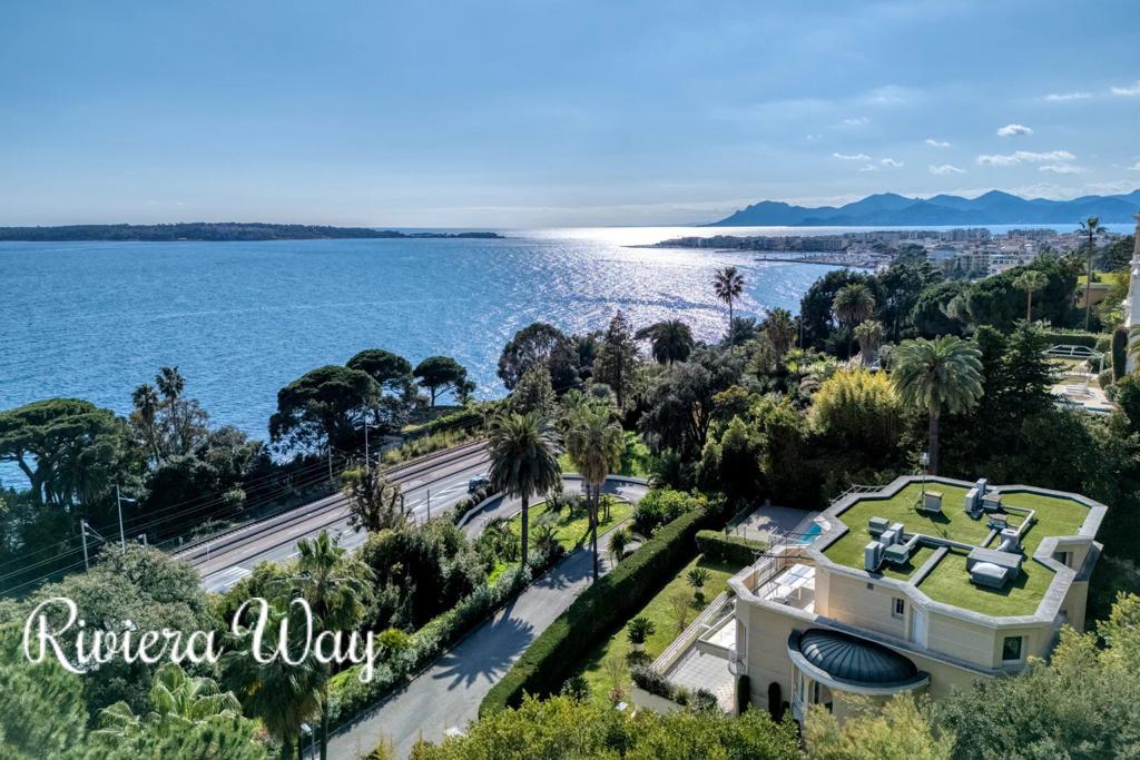 7 room apartment in Cannes, photo #1, listing #105880236