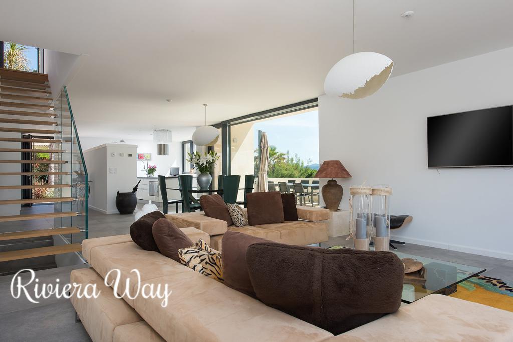 8 room villa in Fréjus, photo #10, listing #86853438