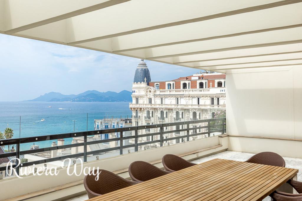 8 room apartment in Cannes, photo #2, listing #84024360