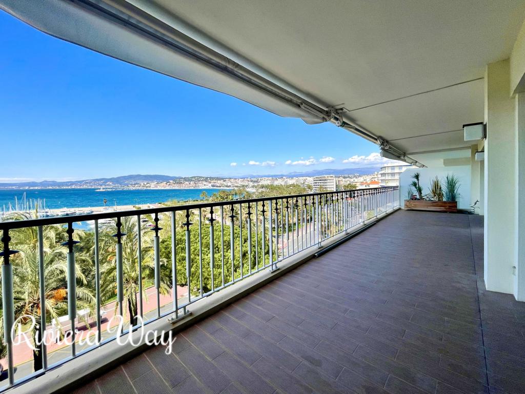 4 room apartment in Cannes, photo #1, listing #87626238