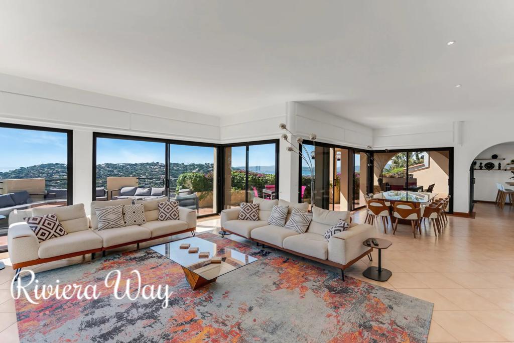 8 room villa in Sainte-Maxime, photo #7, listing #106364790