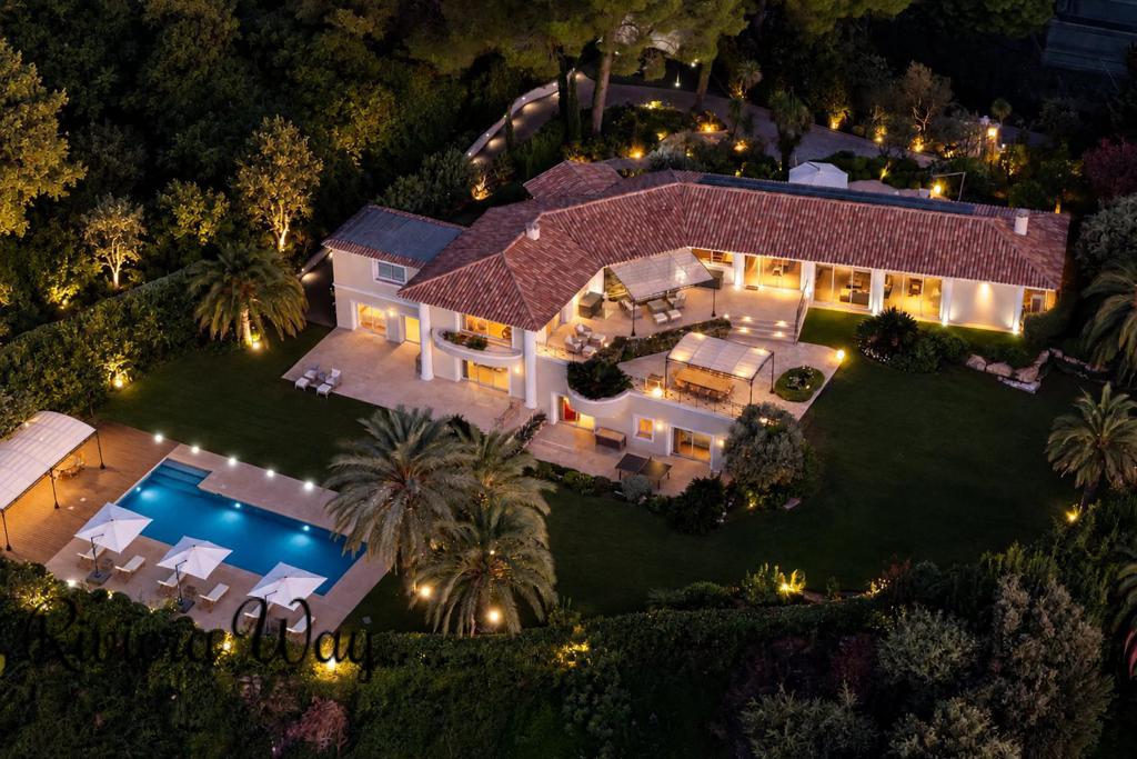 6 room villa in Mougins, photo #1, listing #106276212