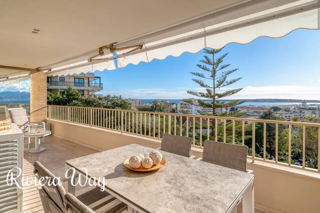 4 room apartment in Cannes, photo #1, listing #105284928