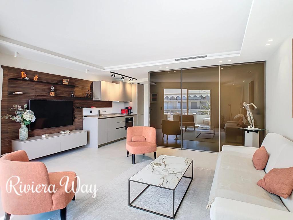2 room apartment in Boulevard de la Croisette, photo #2, listing #102704532