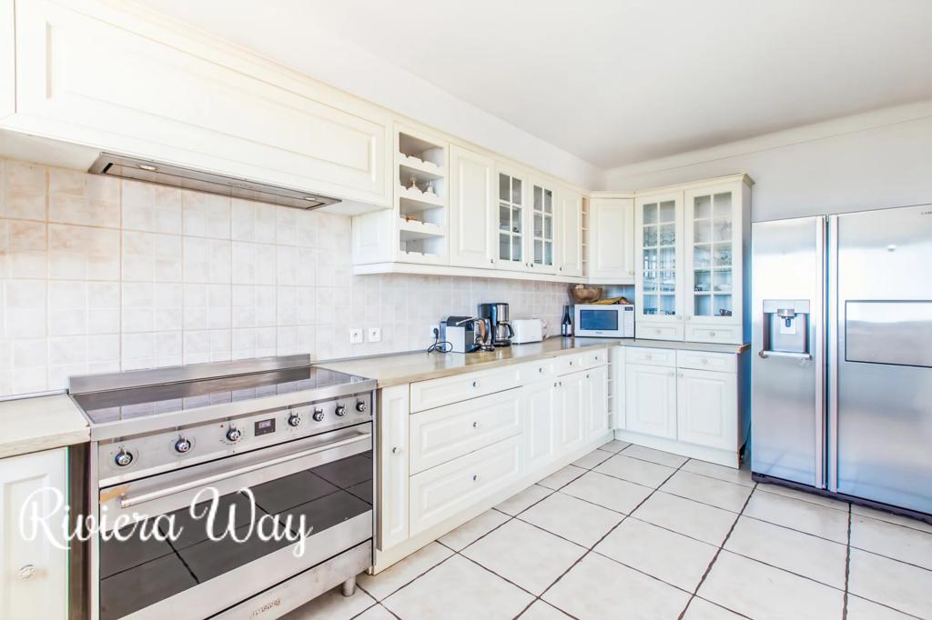 8 room villa in Cannes, photo #4, listing #106284192