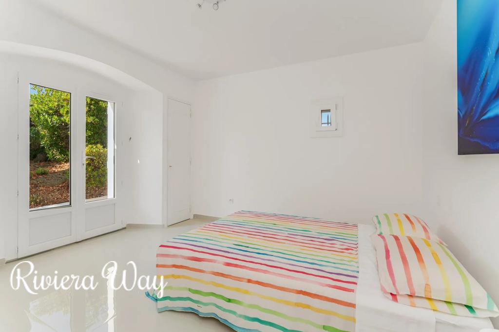 4 room villa in Fréjus, photo #3, listing #104479998