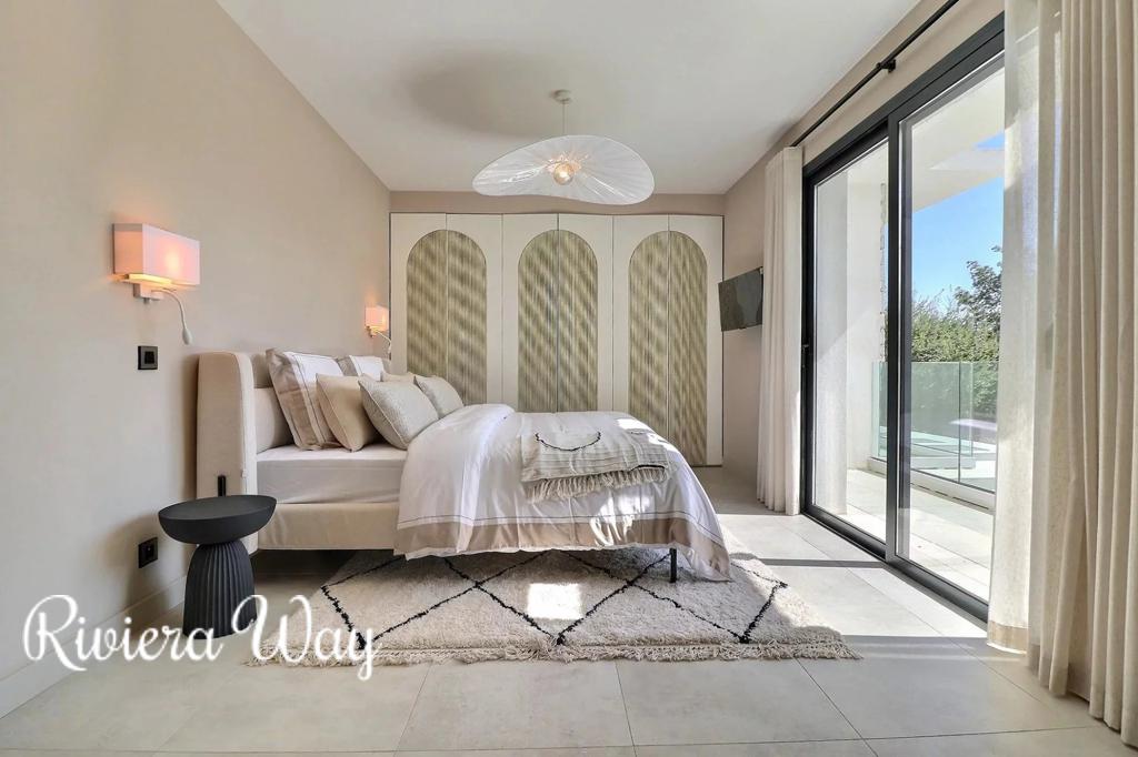 8 room villa in Mougins, photo #4, listing #104160252