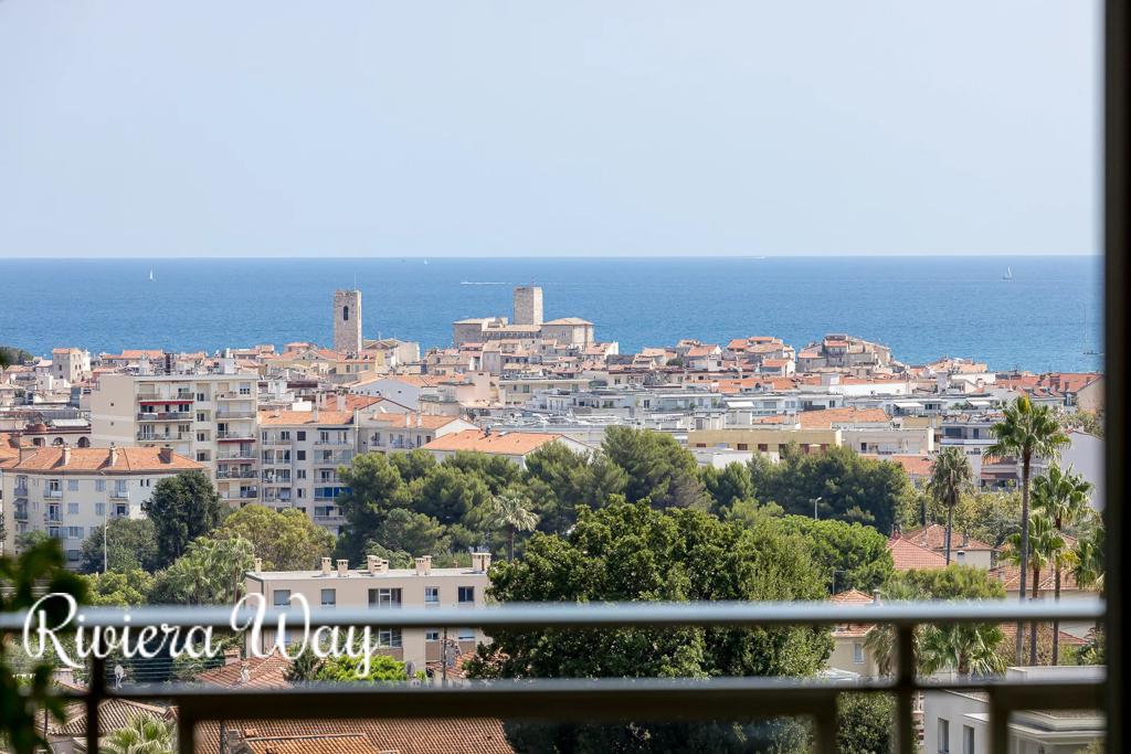 4 room apartment in Antibes, photo #1, listing #104141562