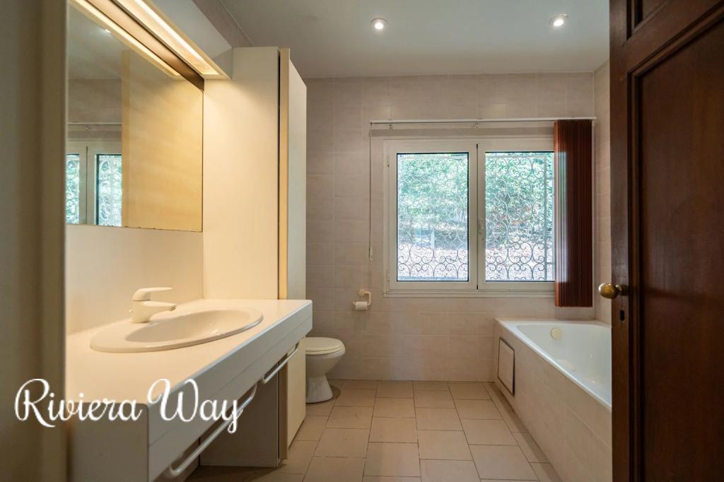 7 room villa in Fréjus, photo #10, listing #104418930