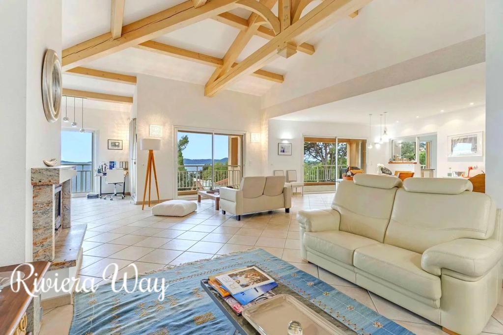 5 room villa in Le Lavandou, photo #5, listing #105223146