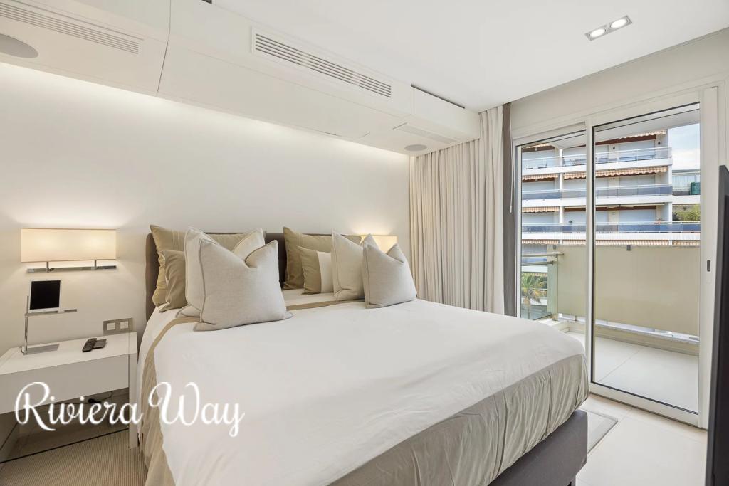 6 room apartment in Cannes, photo #8, listing #106247904