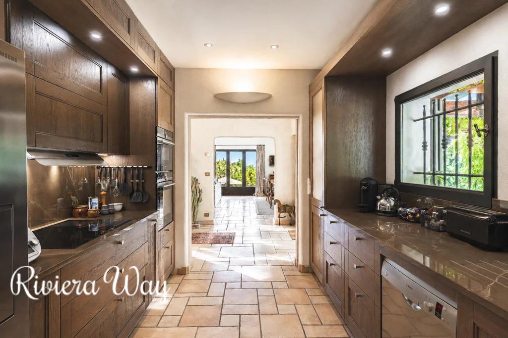 9 room villa in Le Rouret, photo #8, listing #106503558
