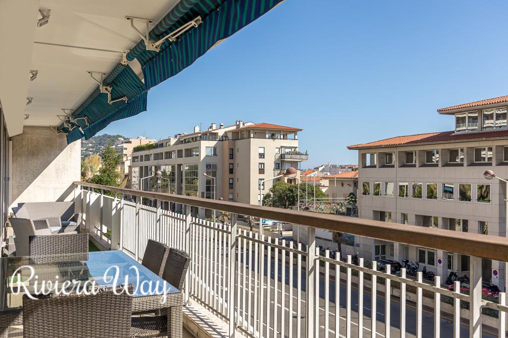 4 room apartment in Cannes, photo #3, listing #84790608