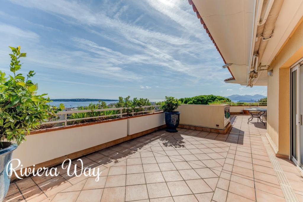 4 room apartment in Cannes, photo #3, listing #106239756