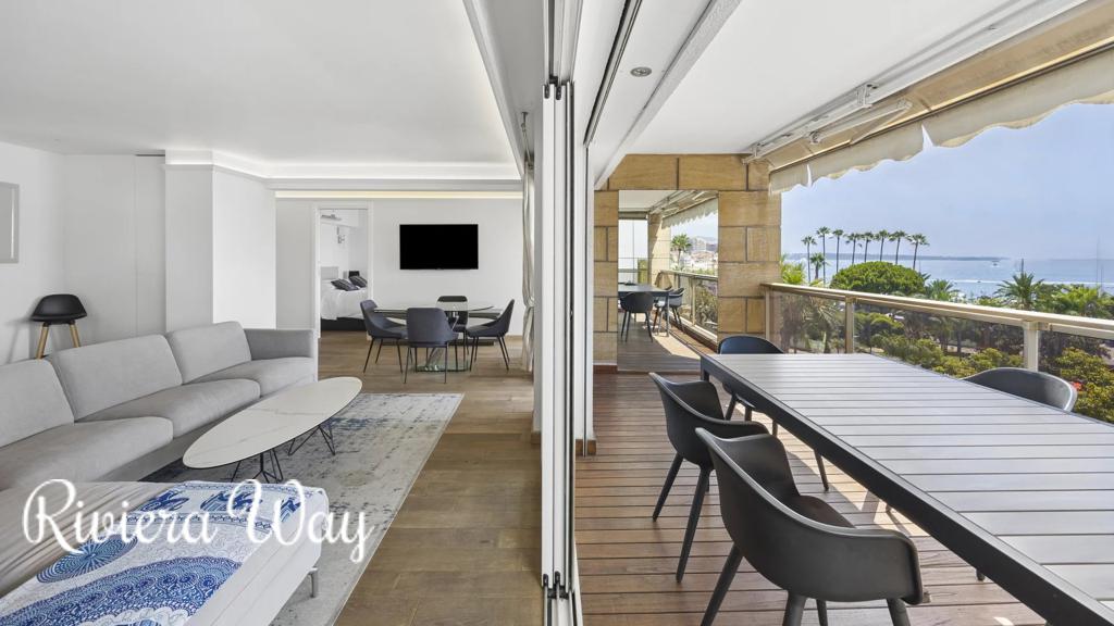 4 room apartment in Boulevard de la Croisette, photo #1, listing #106853040