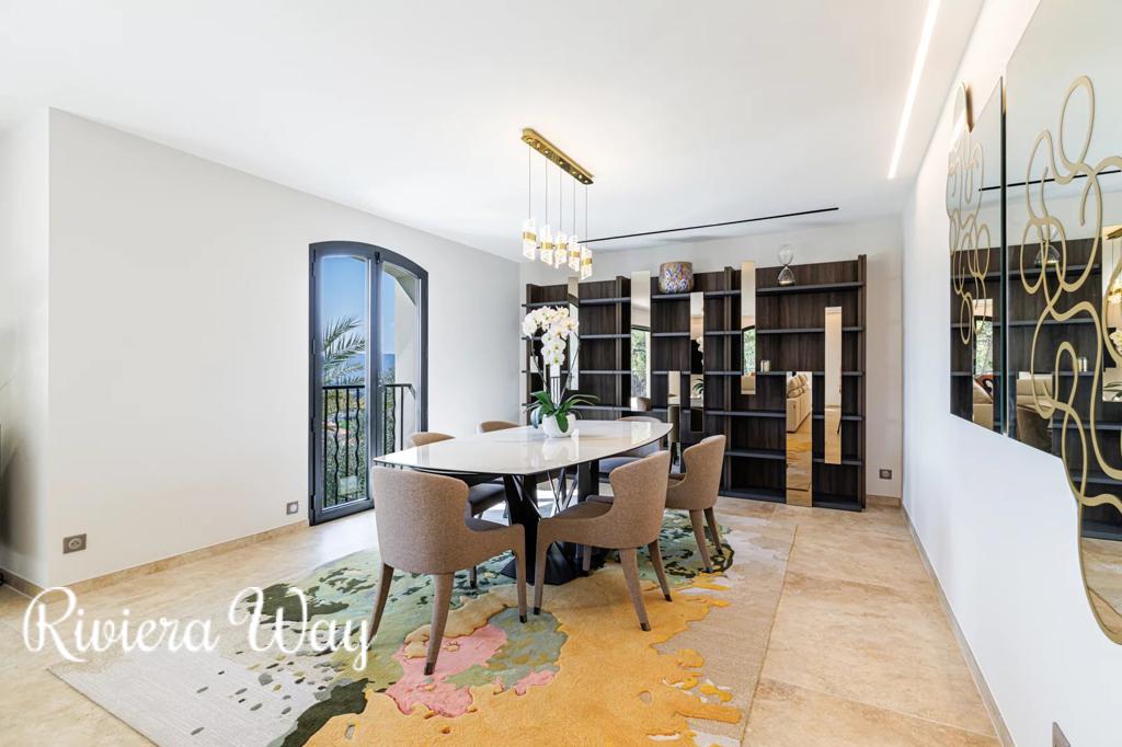 8 room villa in Cannes, photo #5, listing #105630420