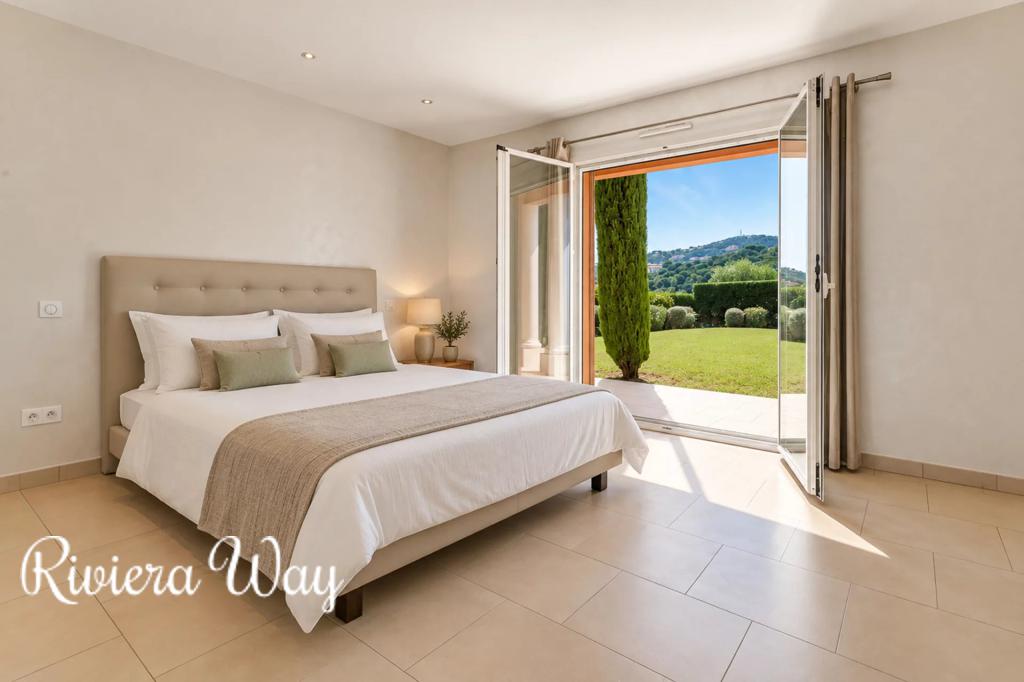 8 room villa in Cavalaire-sur-Mer, photo #10, listing #104236272
