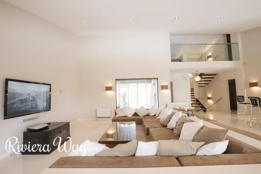 7 room villa in Antibes, photo #8, listing #95530008