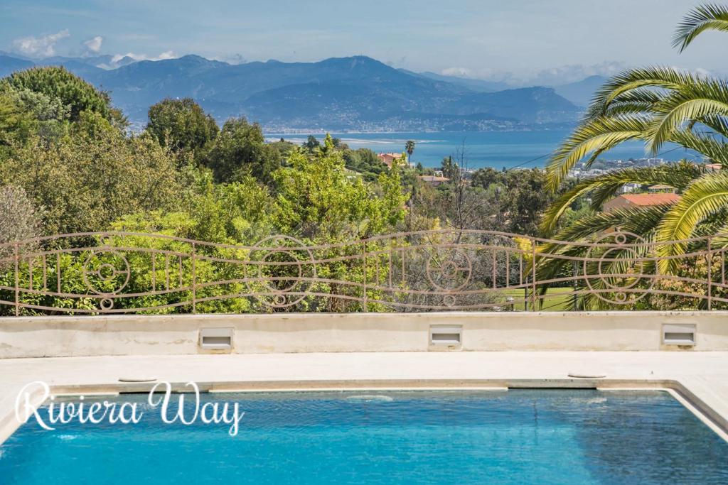 8 room villa in Cannes, photo #3, listing #83571768