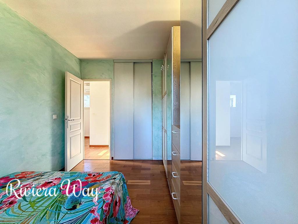 5 room villa in Antibes, photo #8, listing #106079400