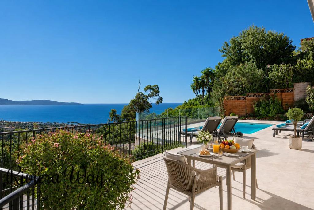 5 room villa in Cavalaire-sur-Mer, photo #2, listing #106287384
