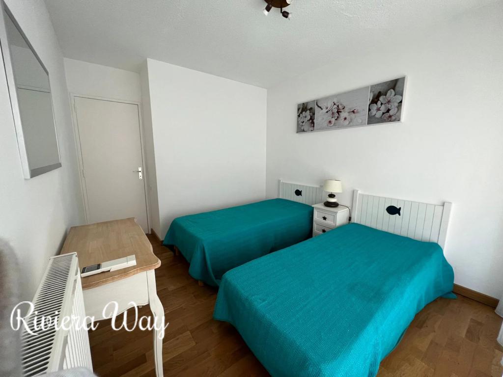 4 room apartment in Saint-Raphaël, photo #5, listing #87812004