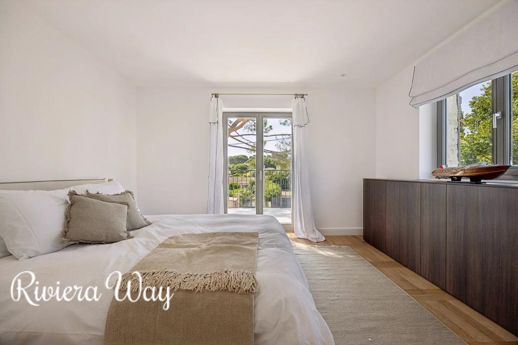 8 room villa in Cap d'Antibes, photo #10, listing #106571934