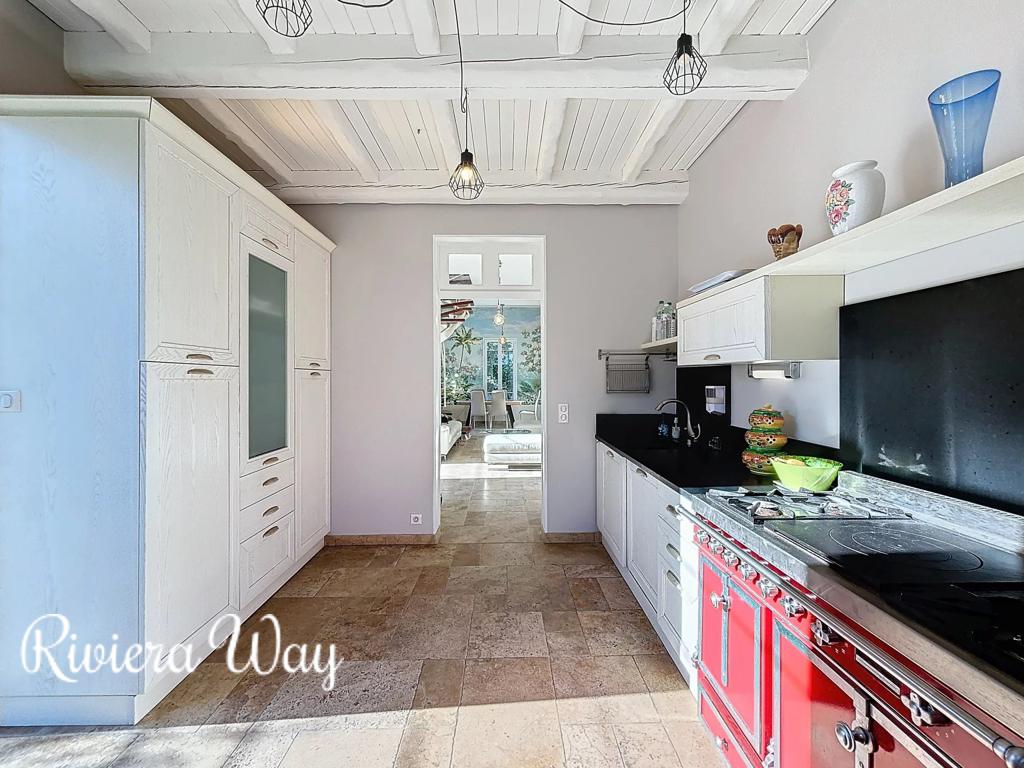 5 room villa in Antibes, photo #1, listing #106079400