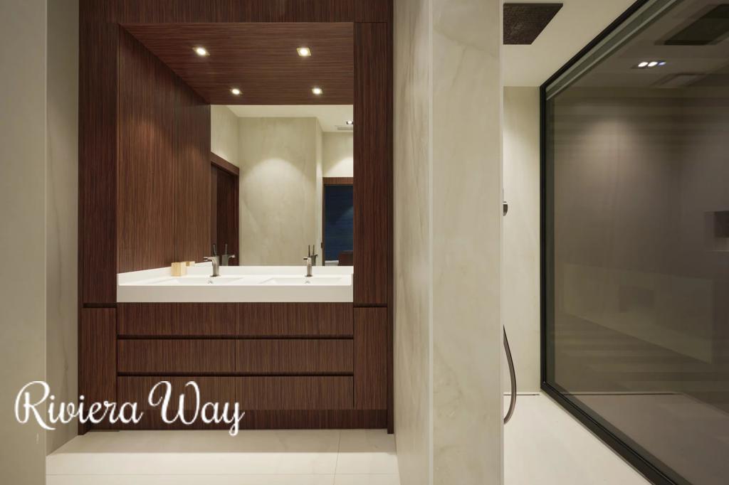 8 room villa in Gassin, photo #1, listing #104606964