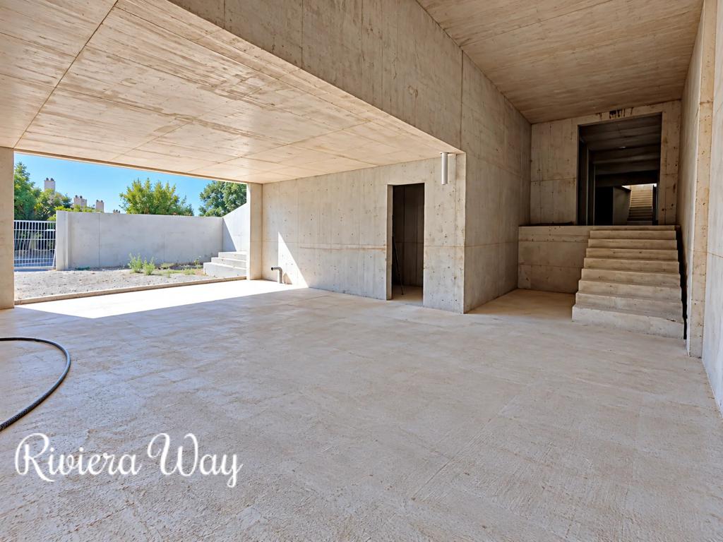 8 room villa in Cannes, photo #3, listing #107314536