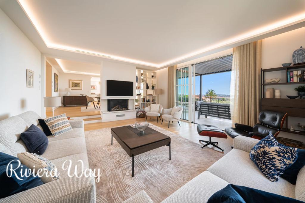 9 room villa in Cannes, photo #4, listing #107162034