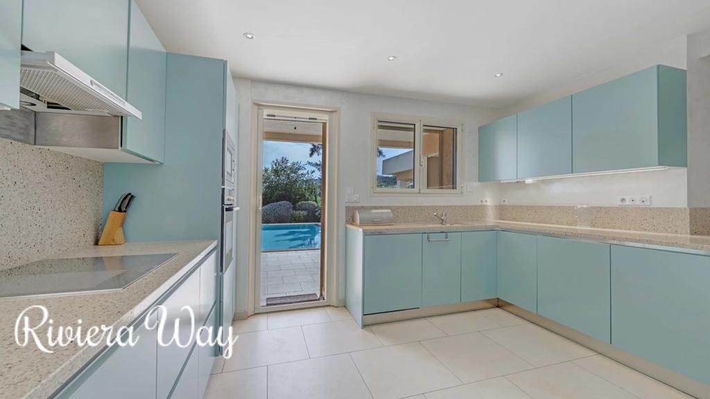 8 room villa in Cavalaire-sur-Mer, photo #1, listing #104236272