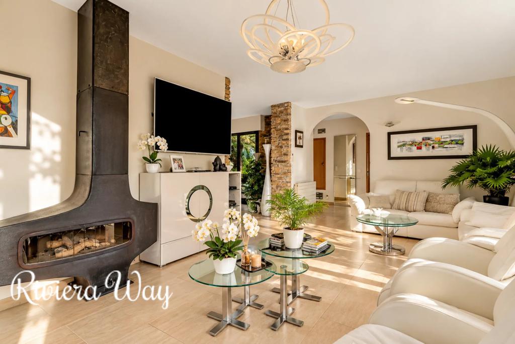 6 room villa in Bormes-les-Mimosas, photo #5, listing #107234820
