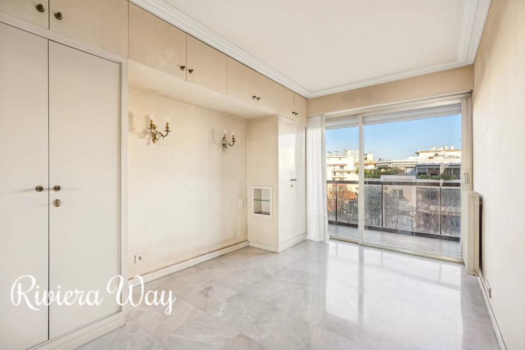 2 room apartment in Antibes, photo #10, listing #105421764