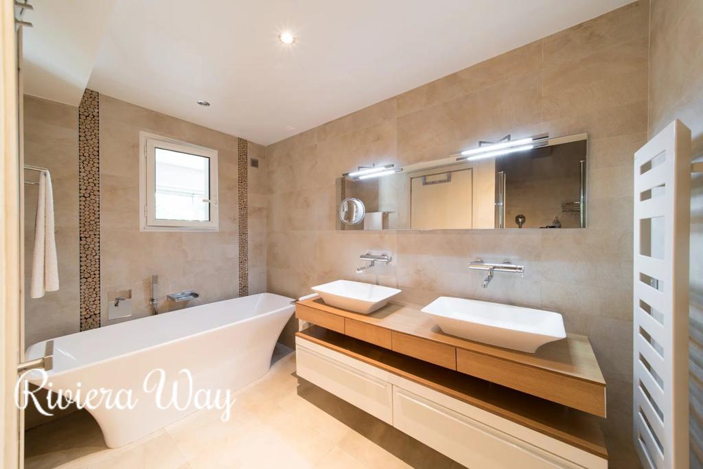 5 room apartment in Cannes, photo #8, listing #106650264