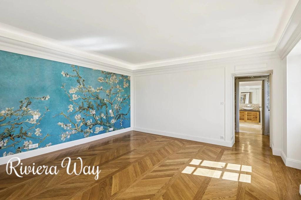 9 room villa in Grasse, photo #7, listing #104342280
