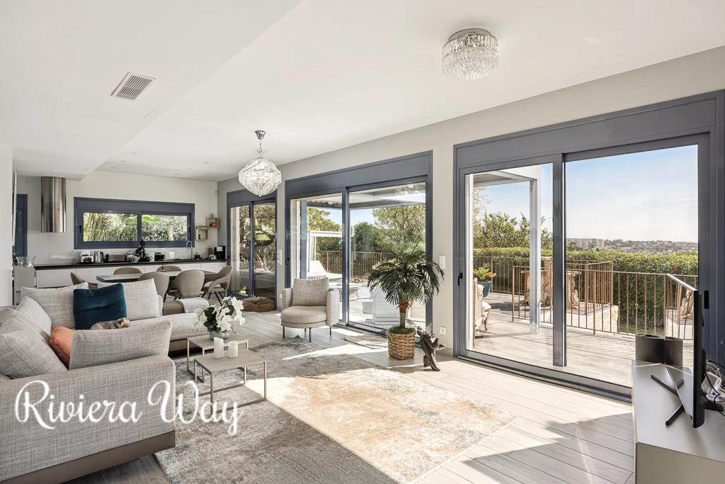 5 room villa in Cannes, photo #2, listing #104187132