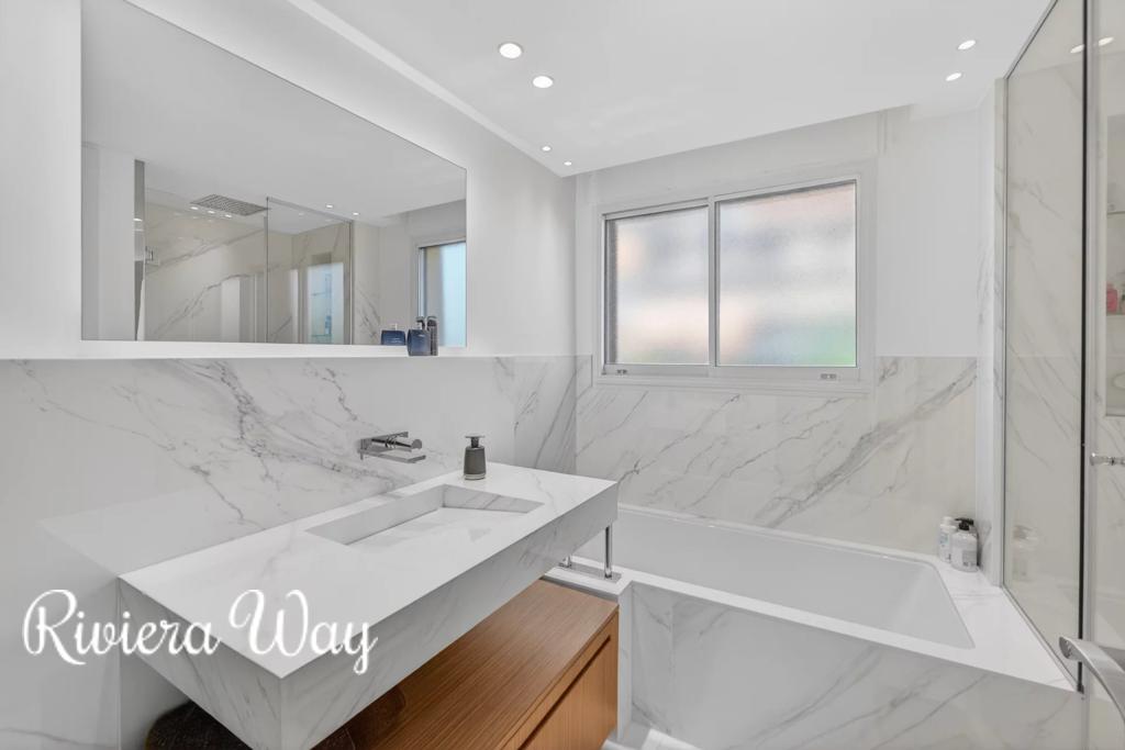 5 room apartment in Le Cannet, photo #8, listing #106174404