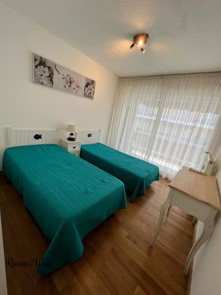 4 room apartment in Saint-Raphaël, photo #3, listing #87812004