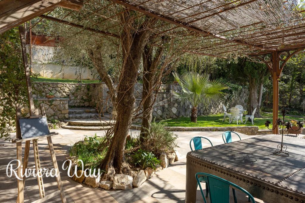 9 room villa in Grasse, photo #10, listing #105616518