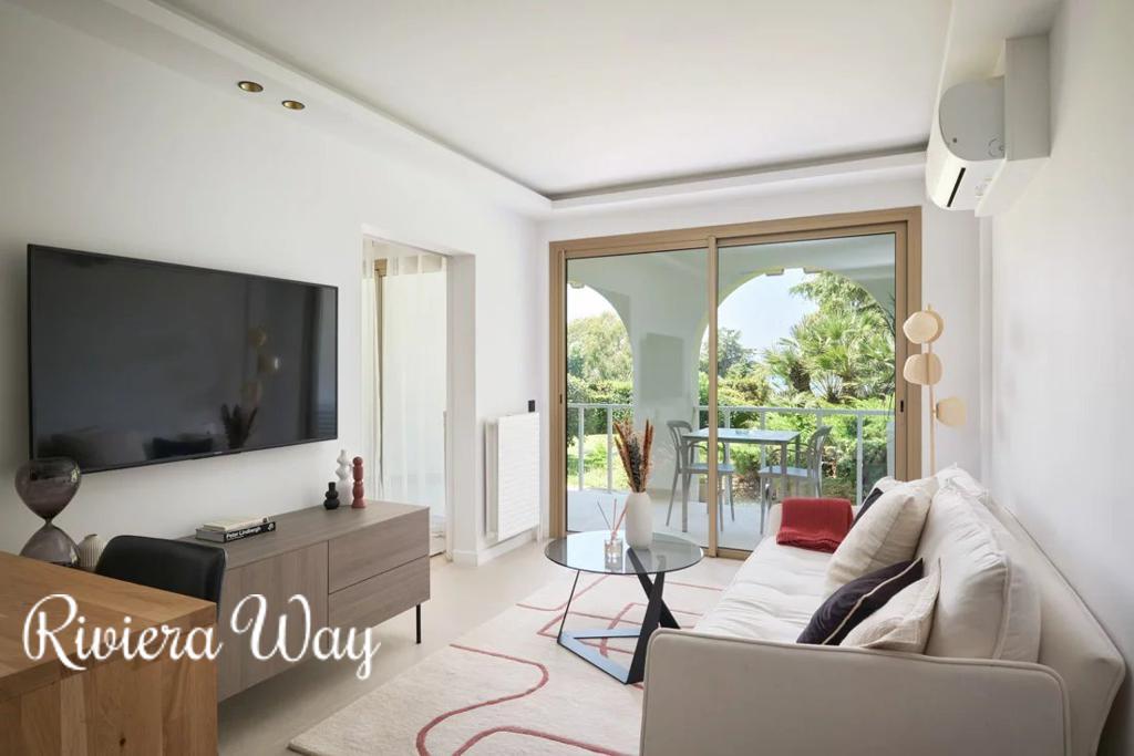 2 room apartment in Cannes, photo #1, listing #106636572