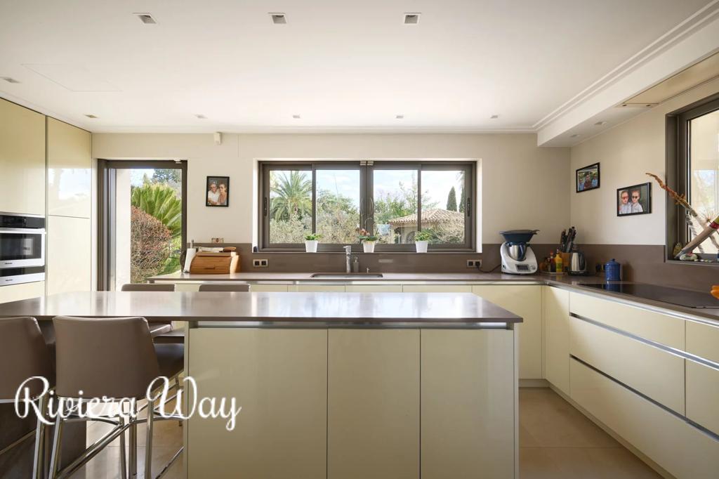 8 room villa in Saint-Tropez, photo #10, listing #106013628