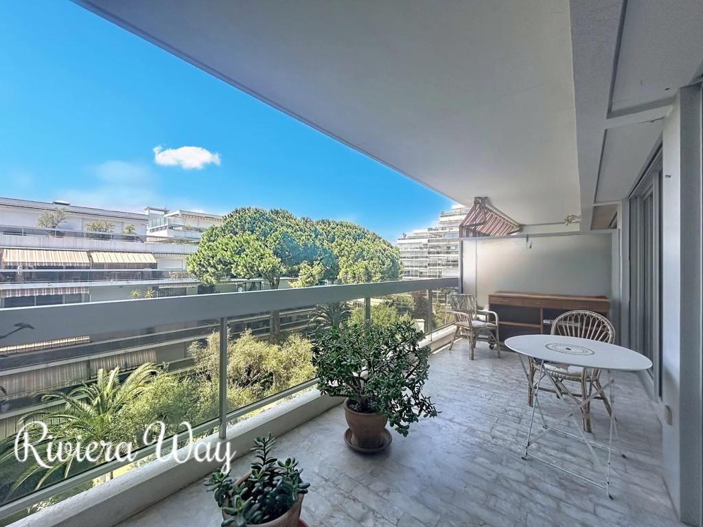 3 room apartment in Antibes, photo #1, listing #106185366