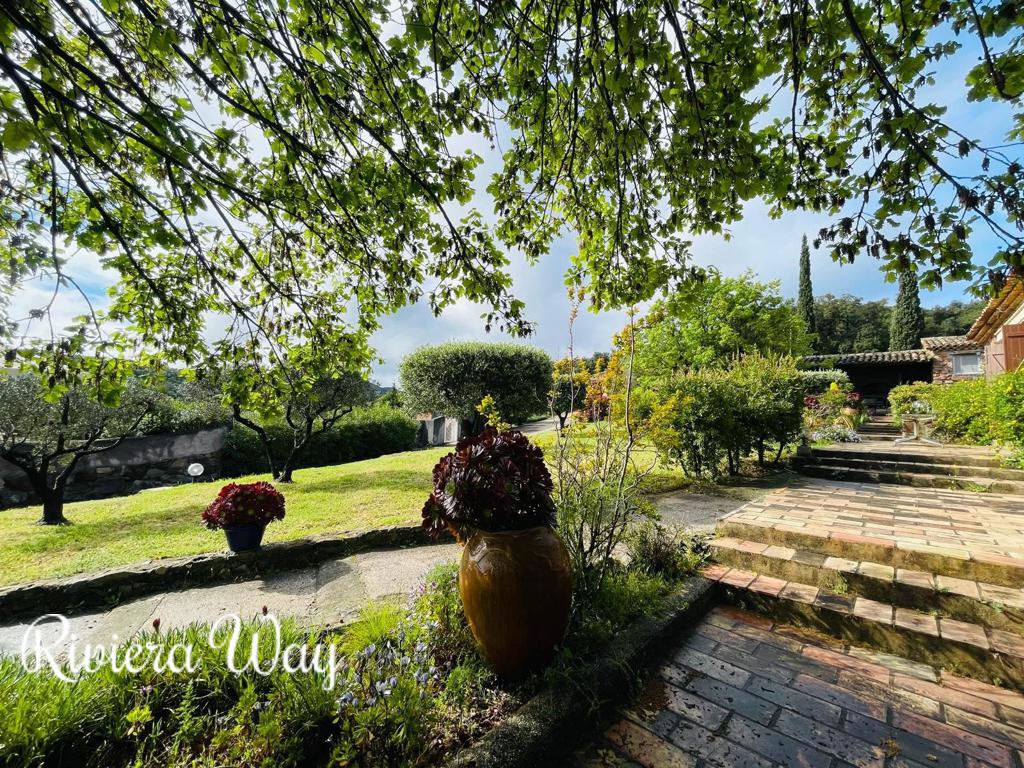 10 room villa in Le Muy, photo #3, listing #102830658