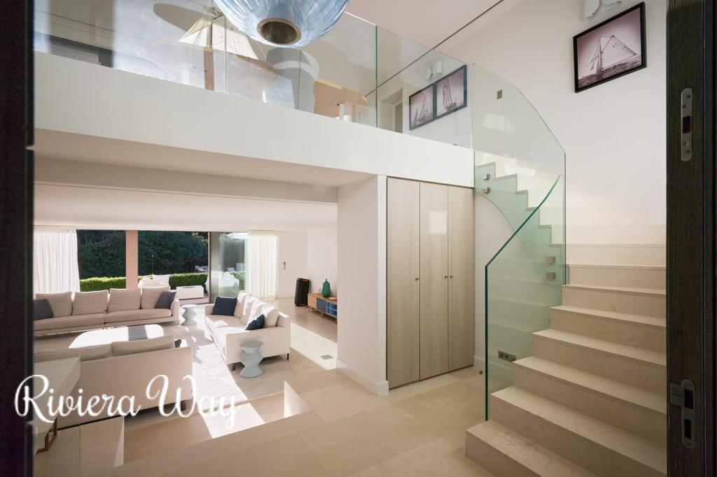 8 room villa in Saint-Tropez, photo #10, listing #93971136