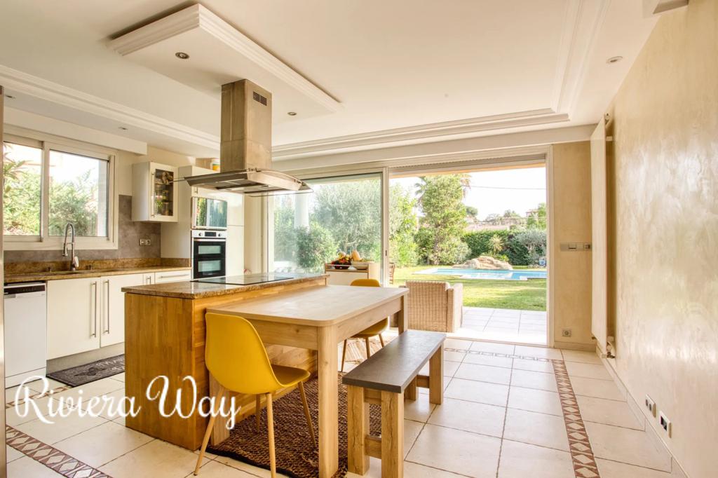 5 room villa in Antibes, photo #4, listing #104071674