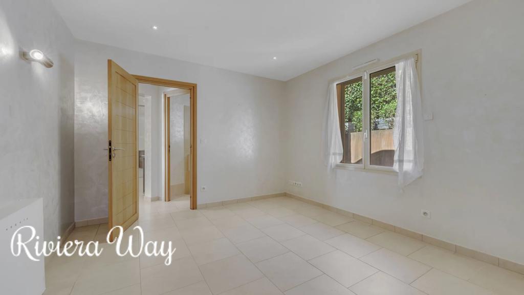 8 room villa in Cavalaire-sur-Mer, photo #2, listing #104236272