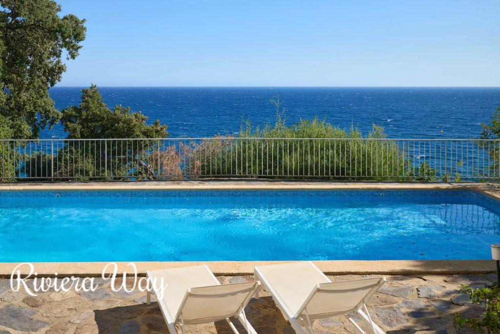 10 room villa in La Croix-Valmer, 200 m², photo #1, listing #105676074